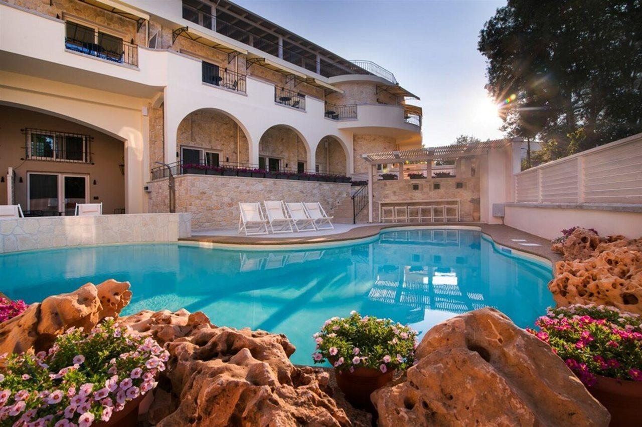 Neikos Mediterraneo Luxury Suites Hanioti Exterior photo