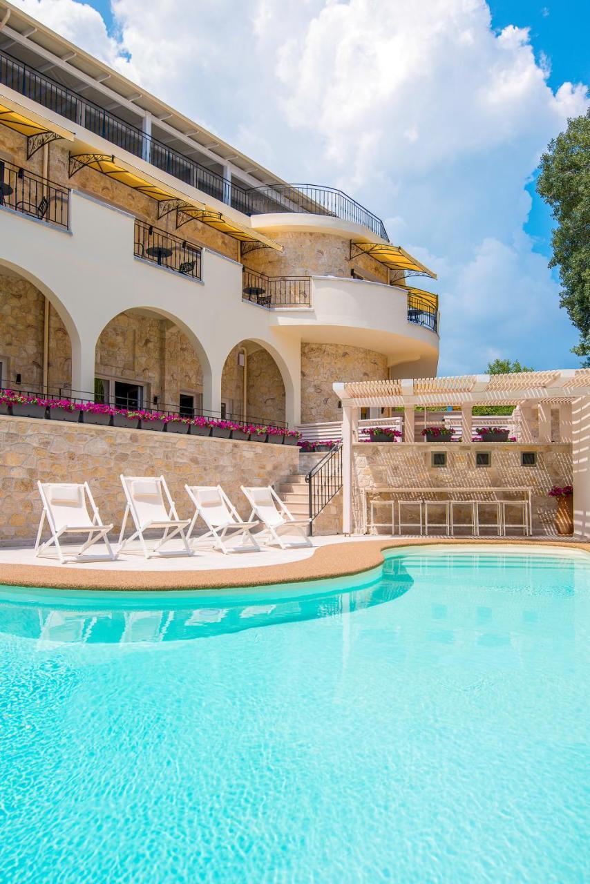 Neikos Mediterraneo Luxury Suites Hanioti Exterior photo
