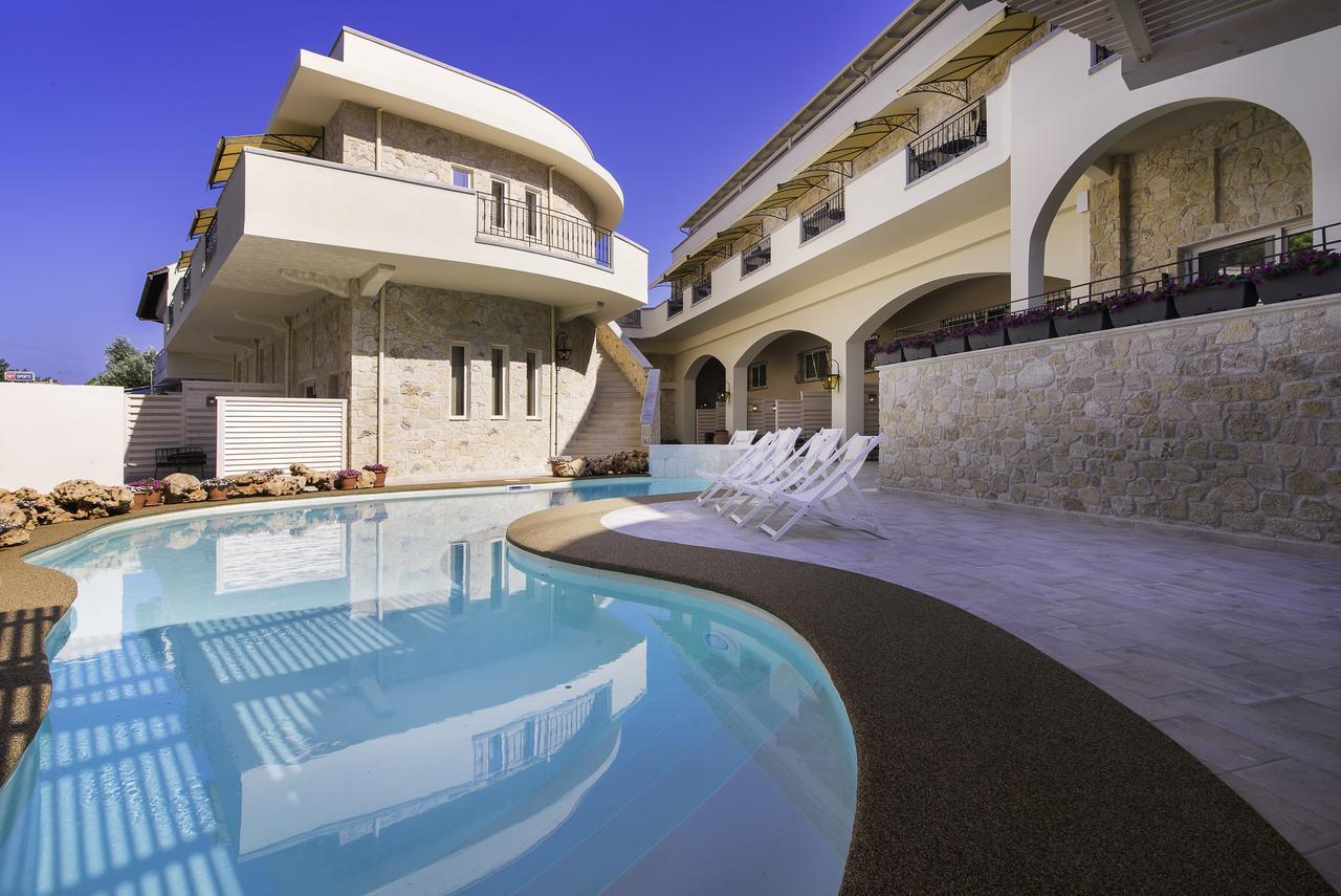Neikos Mediterraneo Luxury Suites Hanioti Exterior photo