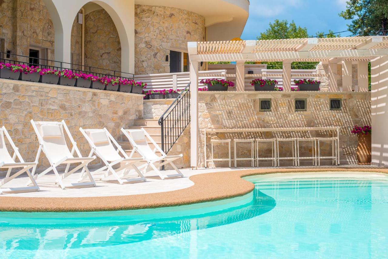 Neikos Mediterraneo Luxury Suites Hanioti Exterior photo