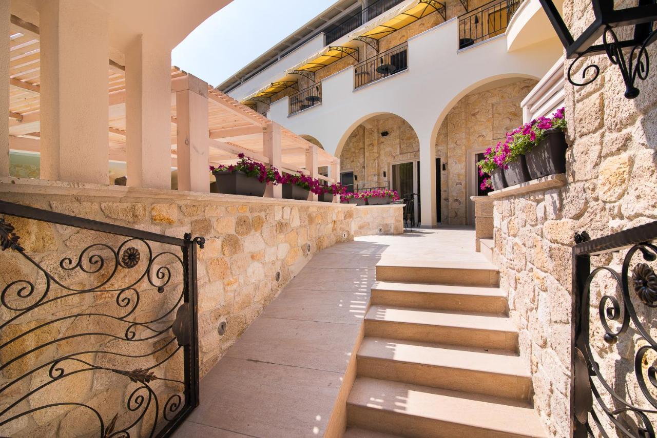 Neikos Mediterraneo Luxury Suites Hanioti Exterior photo